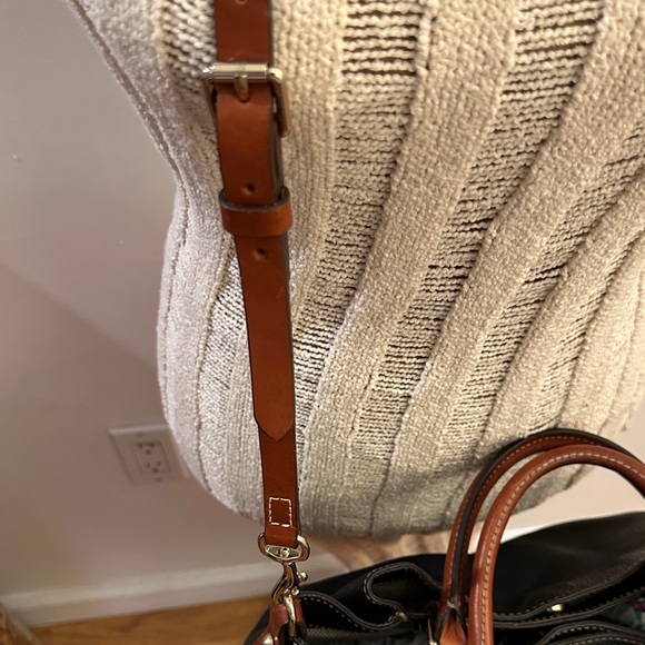 Dooney & Bourke Black and Brown 1975 Leather Shoulder Bag - Preloved - Picture 4 of 16